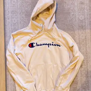 Beige Champion hoodie i unisex modell. Använd Max 2 gånger, så i väldigt bra skick 