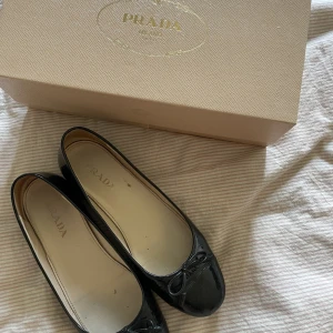 Prada ballerina skor - Supersöta ballerina skor från Prada som är köpta på Vestiaire Collective💘 säljer pga att dom är för små.. jag har vanligtvis strl 37 och dessa är i storlek 36💞 