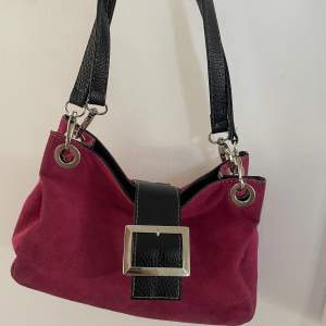 Super snygg handväska i rosa, har lite smutta på den rosa färgen men annars i bra skick💗🌸