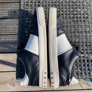 Valentino skor - Valentino skor inne nu! Size: 43 Skick: 9/10 Märke: valentino Superfina svarta valentino flycrew skor. Som nya. Inget og