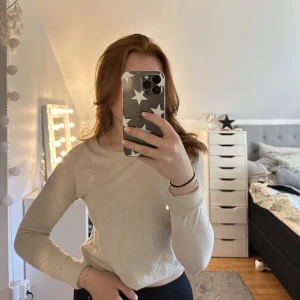 Ralph Lauren tröja - Vit tröja från Ralph Lauren med svagt glittriga sömmar i storlek Xs☺️