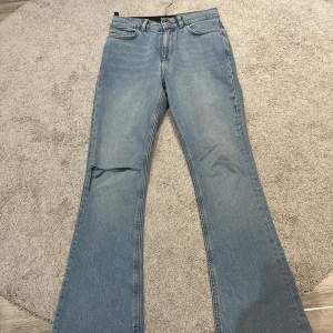 Högmidjade jeans från Asos storlek 25/32. Aldrig använda! Nytt pris 400 kr säljer för 300. 