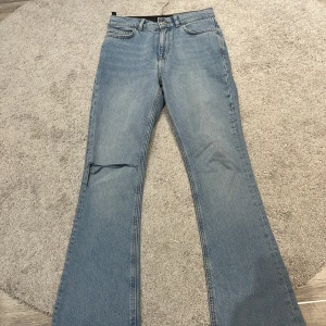 Jeans  - Högmidjade jeans från Asos storlek 25/32. Aldrig använda! Nytt pris 400 kr säljer för 300. 