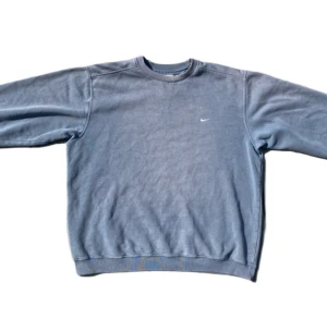 Nike sweater  - Jätte härlig Nike sweater som både är skön och sjukt snygg! Lite använd så bra skick, kontakta vid ev frågor eller intresse! Den är gråblå  Ha en fin dag<3