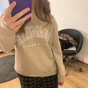 Jätteskön sweatshirt från Shein som jag säljer för den inte kommer till användning💕 Skriv vid fundering❤️ Orginal pris: 80kr🫶🏻