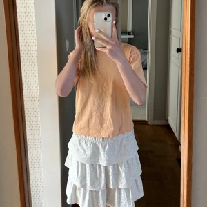 Basic t-shirt - Aprikos t-shirt från gina. Endast använd ett fåtal gånger och är i bra skick, tjockt och bra tyg 💕 har i vit också 