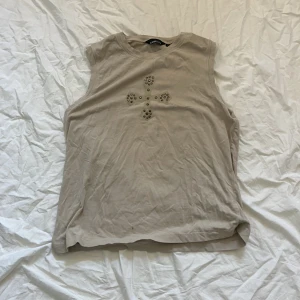 y2k topp med kors  - 2000’s topp med kors och nitar, fint skick o storlek m-l beroende på hur man vill att den ska sitta, jag brukar ha s och den sitter ganska baggy på mig<3  hör gärna av dig med frågor köp göran genom ”köp nu” xoxo