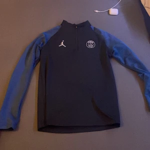 Psg tröja  - Säljer denna fina psg tröjan för ett väldigt bra pris. Passar dessutom för både killar och tjejer. 