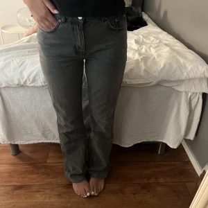 jeans  - säljer dessa trendiga jeans från gina tricot som e använda max 2 gånger. dom e low waist och bootcut. nypris: 499kr