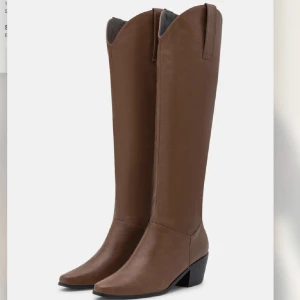 Stövlar  - Säljer dessa jättesnygga stövlar då de tyvärr är lite för stora på mig!