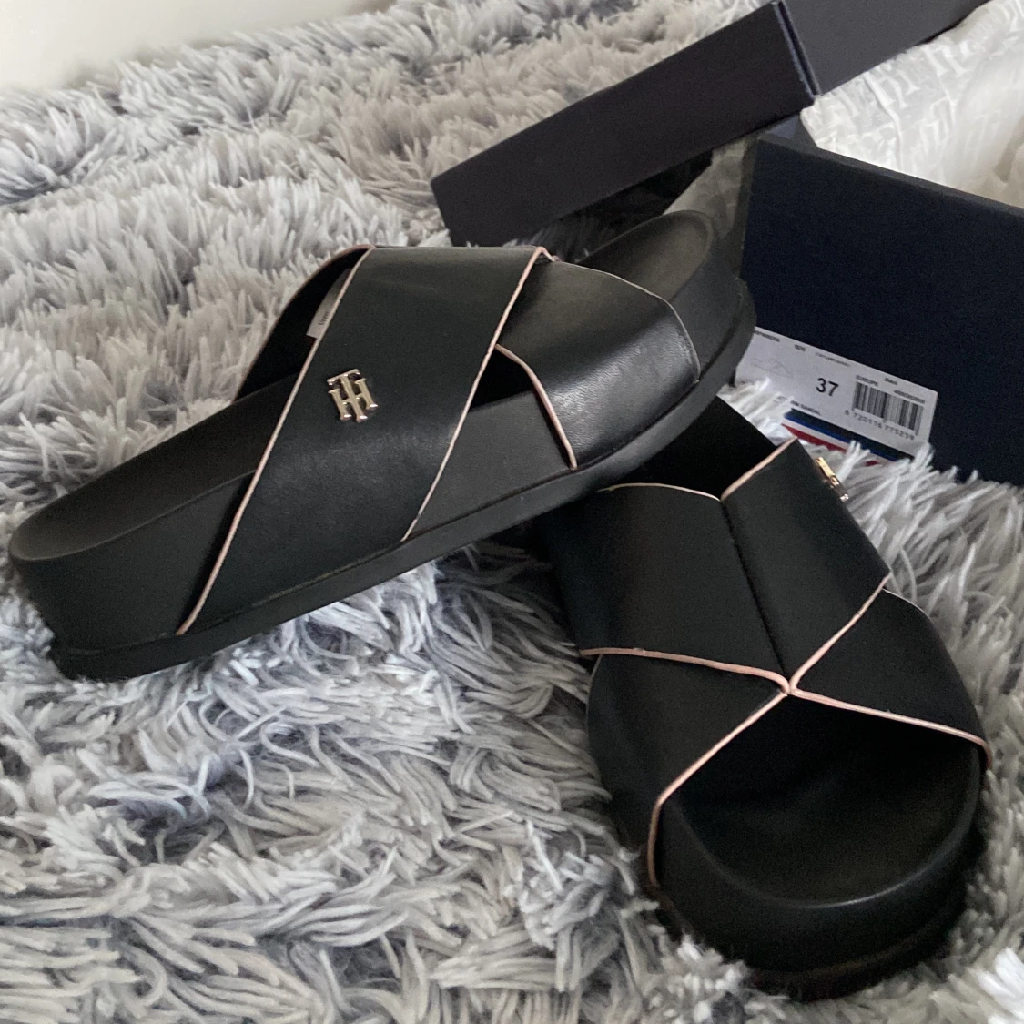 Mörkblåa Tommy Hilfiger tofflor - 91