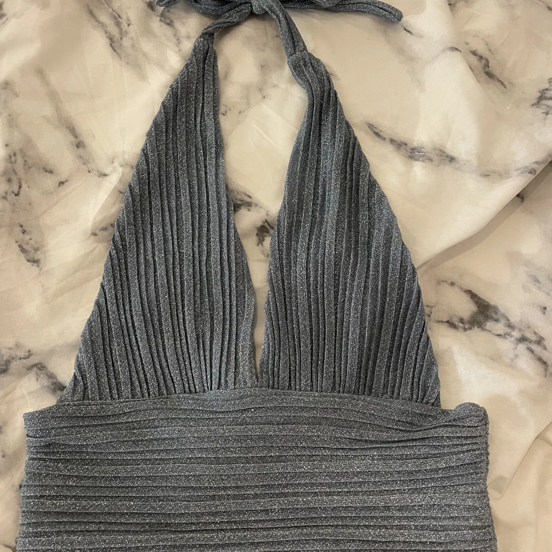 Glittrig halterneck topp - 90