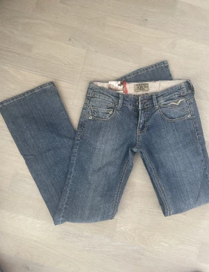 Low waist jeans - Superfina Low waist jeans som tyvärr är för små för mig. Jätte snygg färg och passform😇😇 Lösare längst nere! Hör av er av minsta intresse😇😇😇