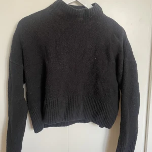 stickad tröja - svart stickad tröja med något högre krage vid halsen från other stories, använd ganska mycket men fortfarande i bra skick