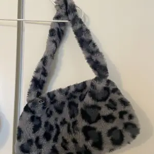 Leopard mönstrad väska i ett mjukt material, bra skick.