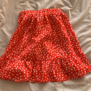 Kjol - Säljer en röd kjol i storlek xxs till s. Inte använd mycket alls!