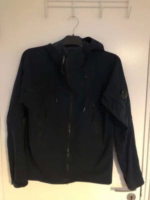 Cp company jacka  - Hej! Jag säljer min jacka då den inte kommer till användning längre. Finns små defekter på den men inget man ser. Går att spänna åt den om den skulle sitta lite större. 