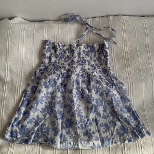 Blommig topp - Tubtopp med band som går att ta bort