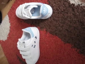 Adidas barn - Helt nya, oanvända adidas will Smith til barn, storlek 32. Dem är bedårande nu till sommaren, 300 kr o de är dina.