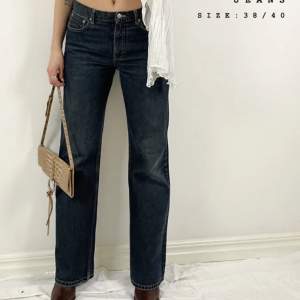 perfekta vintage straight leg mid waist jeans. köpta på palmerbrace vintage! tyvärr var de för små för mig :(
