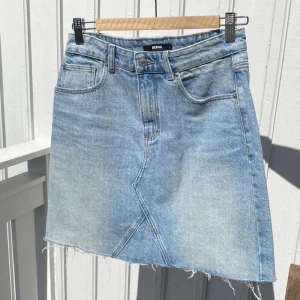 Blå Jeanskjol🤍💐 - Jätte trendig ljusblå jeanskjol från Bikbok. Slutsålt, finns inte att köpa längre. Jättebra skick. Passar S-M. 