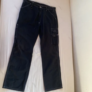 Arbetarbyxor - Gamla arbetarbyxor. Lite slitna men fina ändå 🤝 Sitter loose, robusta