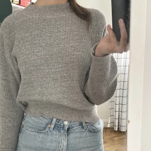 Stickad tröja från Filippa K  - Väldigt fin stickad tröja från Filippa K. Använd men är i bra skick. Stor i storleken. Skulle säga att det snarare är en M. Jag är 174 cm.