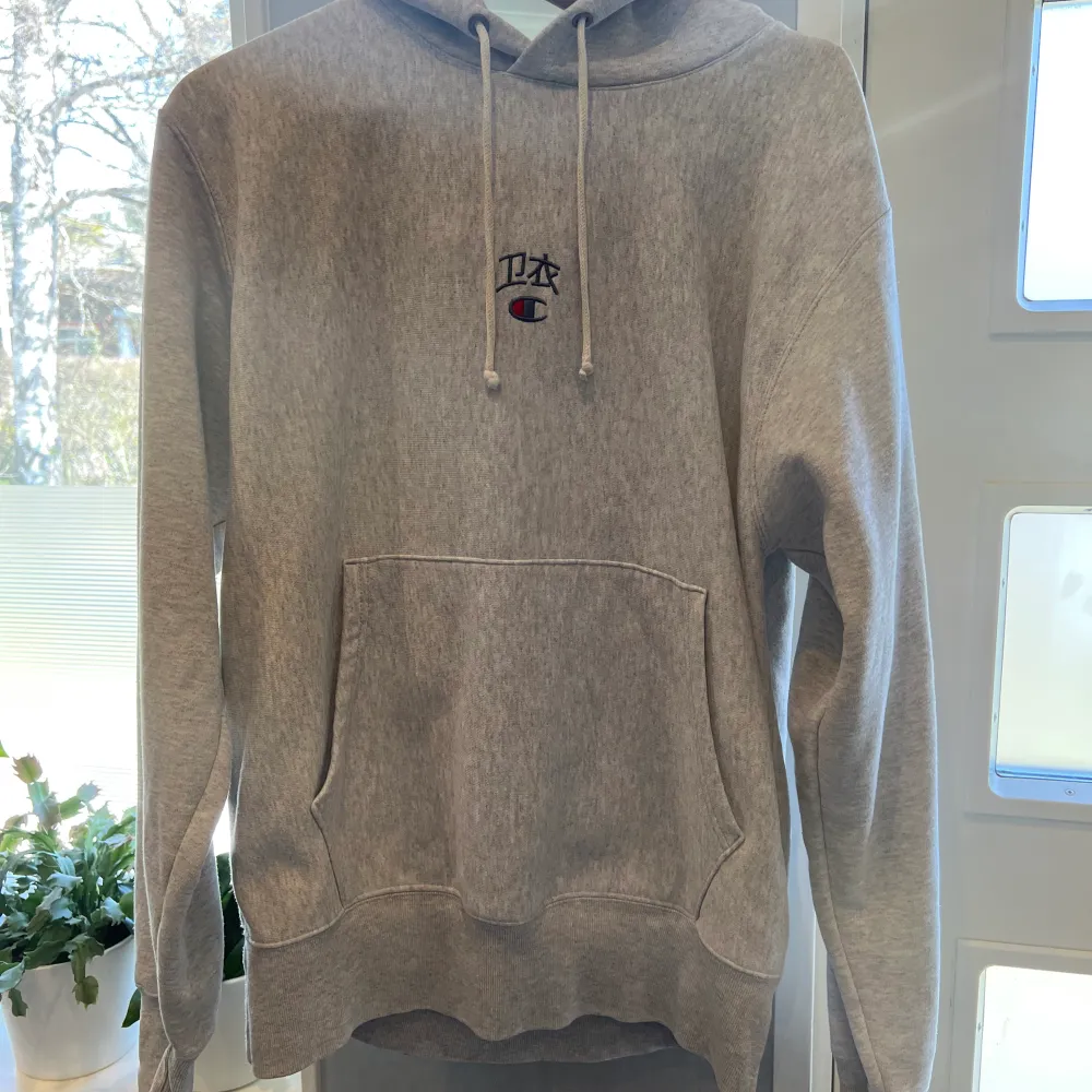 Snygg, ljusgrå ovanlig Champion-hoodie, ”Japanese Script”. Storlek M. Kan hämtas på Ekerö eller skickas. . Hoodies.