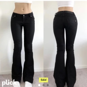 Bootcut jeans - Säljer dom här jätte snygga vila bootcut jeans💕Köpte varan här på plick men säljer för dom var fel storlek. S/36/28, midja - 77cm innerbenslängd - 79cm💕