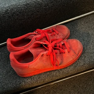 Adidas stan smith - Röda stan smith sneakers i mocka, storlek 39!