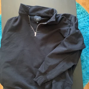 Svart Halfzip L - Svart River Island halfzip i storlek L, bra skick, pris kan diskuteras!!