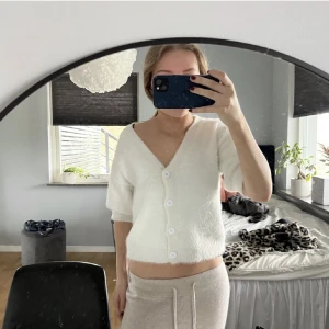 Stickad kofta - Säljer denhär jättegulliga stickade koftan från NA-KD, skriv privat vid frågor