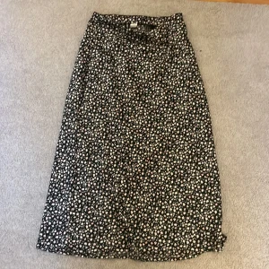 Silkes kjol med blommor! - Säljer min kjol i silke med blommönster, knappast använd !  Obs frakt ingår INTE i priset!