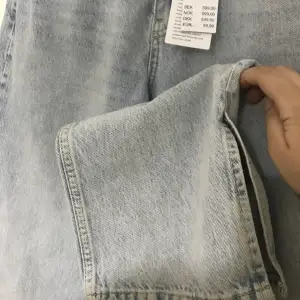 Ett par helt oanvänd jeans de e jötte finna på ich sitter perfekt köpte de också orgenal pris jag säljer de för att jag inte har tagit på mig de på länge har köpt de och tagit på mig andra 