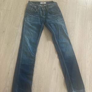 Ett par vintage lågmidjade jeans ifrån ett okänt märke med straight leg. Midja: 35 cm och längden passar någon mellan 165-170