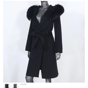 Äkta svart pälskappa - Helt ny äkta pälskappa från luxeswe, aldrig använd. Storlek xs och figursydd passar alla längder beror på hur man vill ha den. Pris 1000kr köpt för 3199kr. Kan mötas upp i gbg eller frakta men köparen står för frakt.