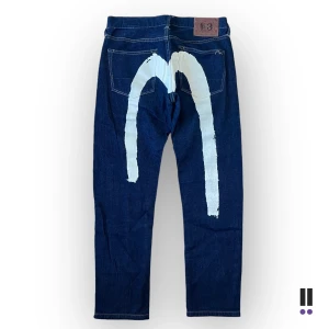 evisu daicock jeans - evisu daicock jeans i grymt skick! ❗️mer finns på www.benimdenim.se❗️ 💜midja, 42cm 💜tag, 32x34 💜ytterben, 100cm 💜innerben, 76cm 💜benöppning, 18cm ❗️priset är inte fast, vi tar emot trades❗️