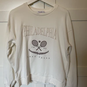 Collegetröja  - Vit collegetröja från stradivarius i storlek S. Knappt använd!💗