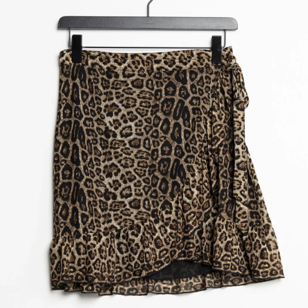 Leopardmönstrad kjol från Saint Tropez, i storlek XL. Kjolen är i nyskick, endast använd nån gång. Den är köpt för 249kr och säljs för 29kr. Priset kan diskuteras och köparen står för frakten.💕🙌🏽. Kjolar.