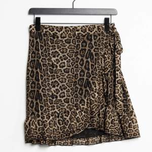 Leopardmönstrad kjol från Saint Tropez, i storlek XL. Kjolen är i nyskick, endast använd nån gång. Den är köpt för 249kr och säljs för 29kr. Priset kan diskuteras och köparen står för frakten.💕🙌🏽