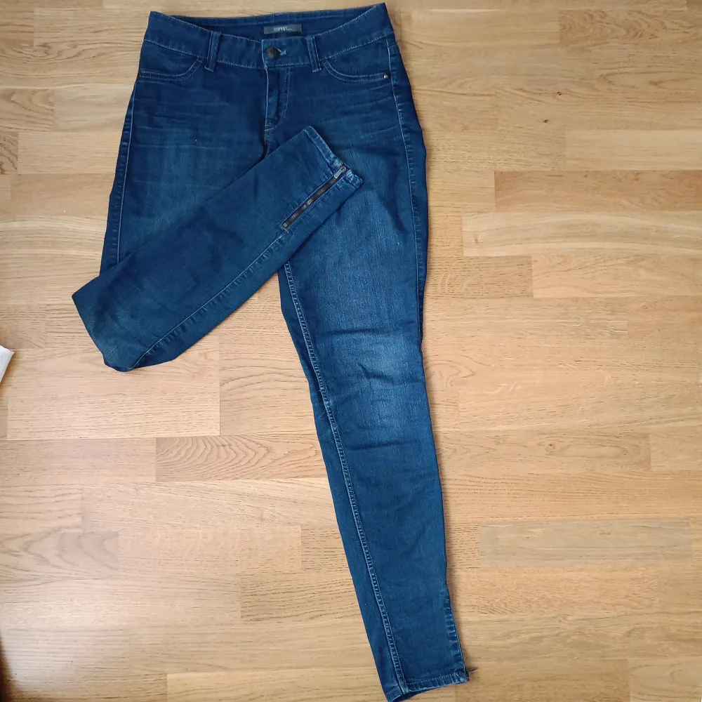 Jeansen är i storlek 28/32 Använd ett fåtal gånger i fint skick! Säljes på grund av att de sällan används.  (Pris kan diskuteras)  Skicka ett meddelande vid fler frågor! . Jeans & Byxor.