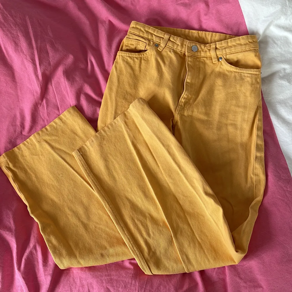 Coola gula vida jeans från monki, ca 76cm i innerbenslängd. Fint använt skick, små fläckar förekommer (bilder kan skickas i dm)💕💕. Jeans & Byxor.