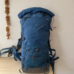 Klättermusen - Grip 40L - En knappt använd klättermusen ryggsäck. Säljs pågrund av att den knappt har kommit till användning.  Den är alltså i väldigt fint skick!   Ordinariepris 4300kr.