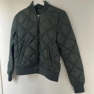 Snygg bomberjacka  - Super snygg bomber jacka från Åhléns  Storlek xs/s skriv för fler bilder!🧡
