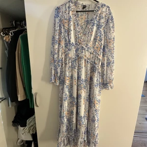 Somrig klänning  - En lite längre blommig klänning, super runt material vilket är så behövligt utomlands