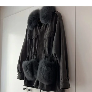 Grå Custommade jacka - Säljer min gråa Custommade jacka. Varsamt använd, som i nyskick🩷Storlek M/L - passar mig som brukar ha s/m🙏🏼