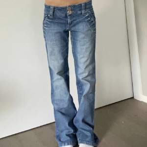 Lånade bilder!! Jag köpte de här på plick men tyvärr va de för korta på mig som är 178. De är supersnygga med en låg midja och bootcut/ Flare passform. Midjemått-80cm  Innerbensmått-77cm ❤️‍🔥