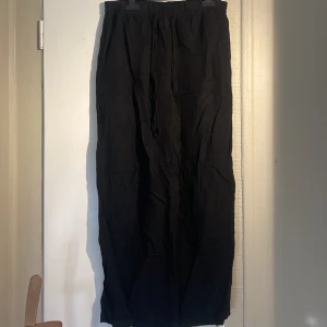 Linnebyxor  - jättefina linnebyxor köpta på HM i newyork så vet inte om modellen finns här i sverige, superfina är lite uppsydda men passar perfekt till dig som är 163-168❤️‍🔥