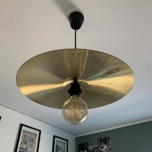 Cymbal lampa - En cymballamp som jag gjort själv. Har typ tre stycken så kan göra tre olika lampor. Varje cymbal ser lite annorlunda ut men de är nästan likadana. Kan tänka mig sänka priset lite grann. Frakten kommer bli dyrare men var tvungen att välja en av de tre. 