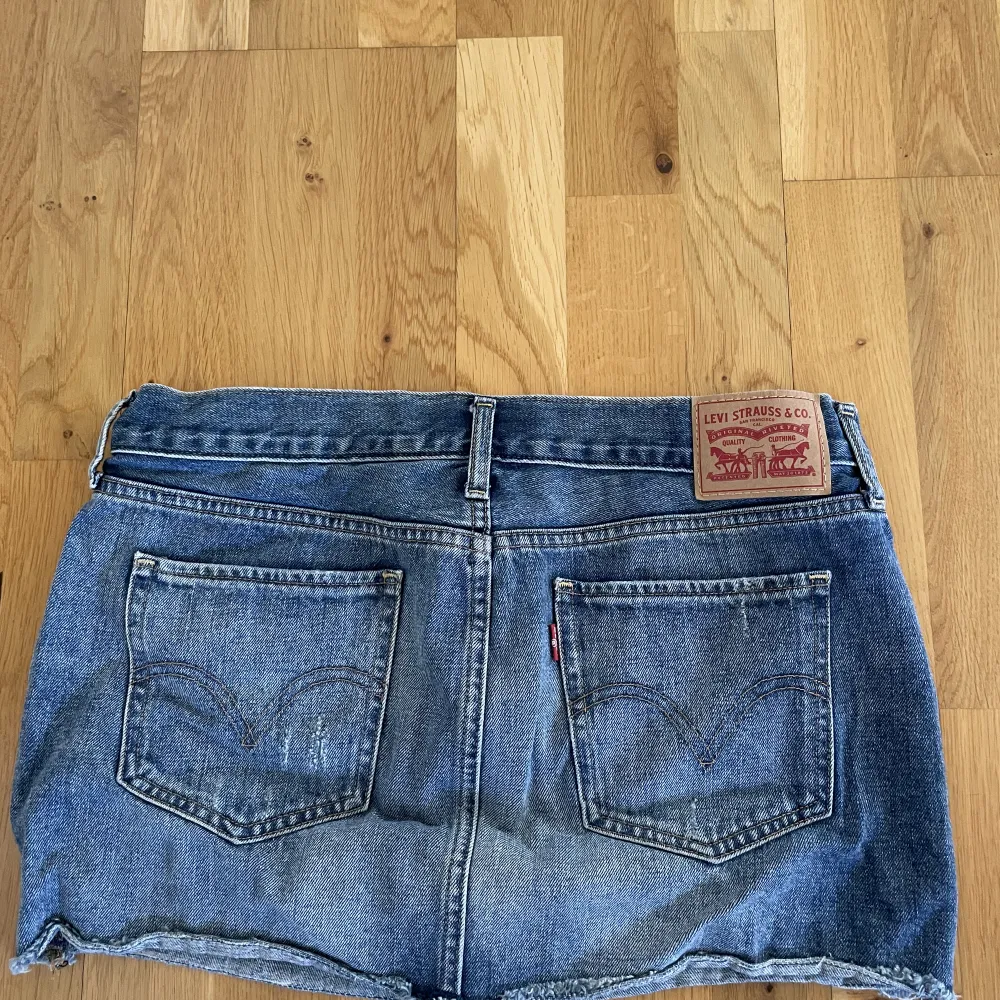 Jeanskjol från Levis i storlek 26. Kjolar.